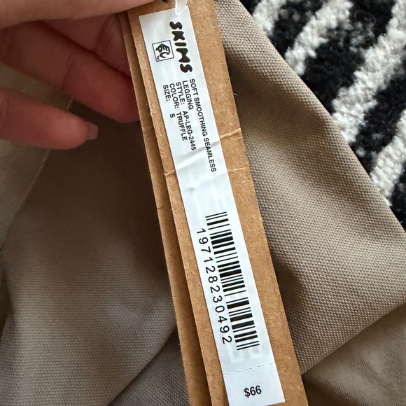 SKIMS Soft Smoothing Seamless Leggings - Picture 3 of 5